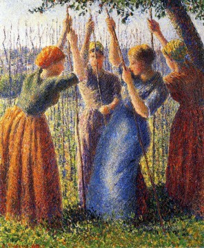 Camille Pissarro Painting - Las mujeres campesinas plantando estacas 1891 Camille Pissarro
